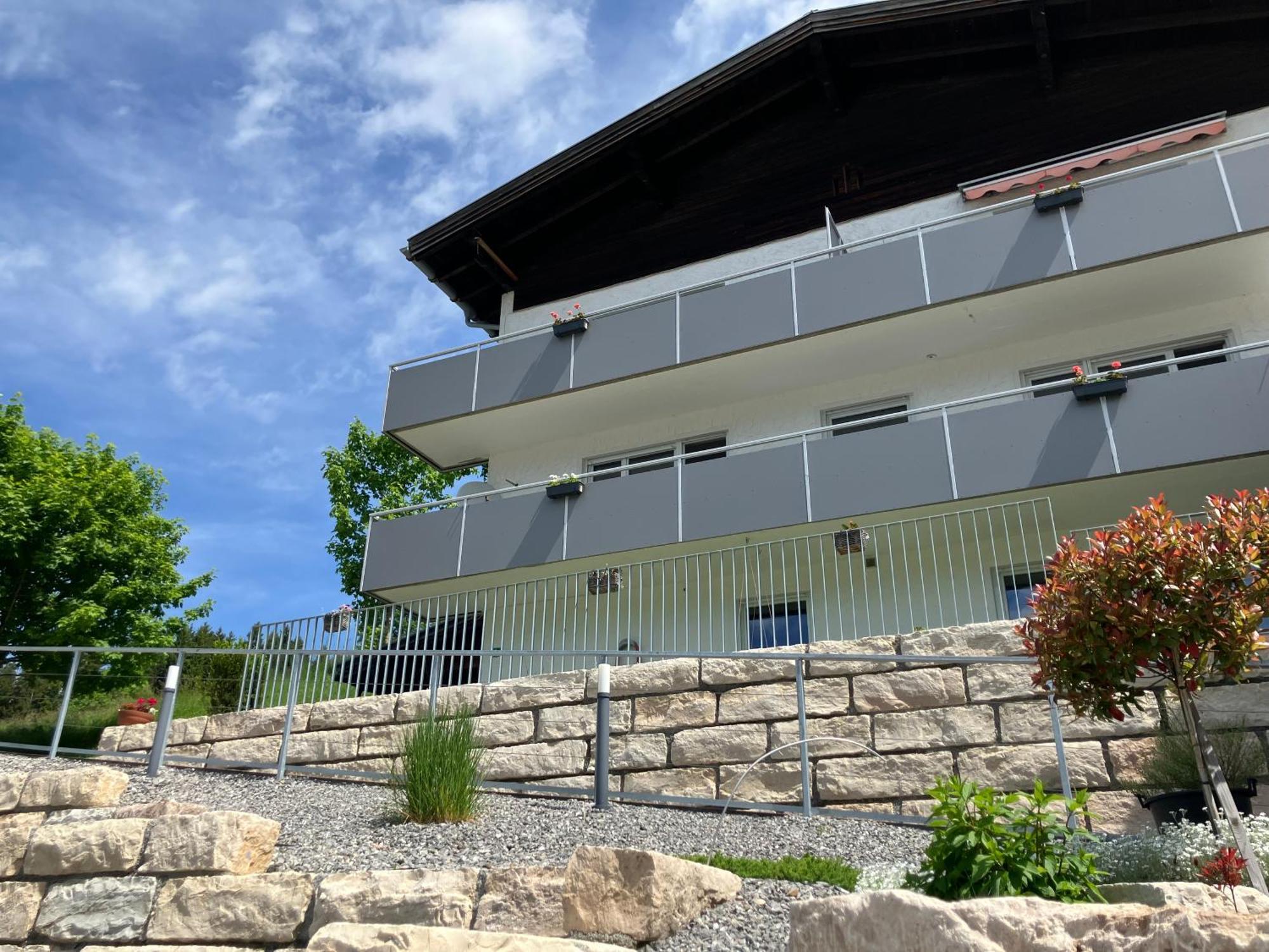 Walli Laterns - Ski Und Bergvergnuegen Direkt Vor Der Haustuer Exterior foto